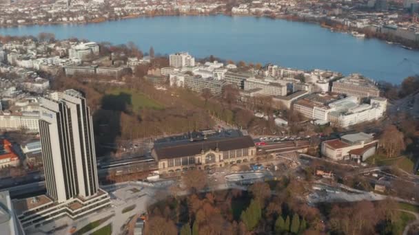 Široký letecký pohled na vlak přijíždějící na vlakové nádraží Dammtor v centru Hamburku — Stock video