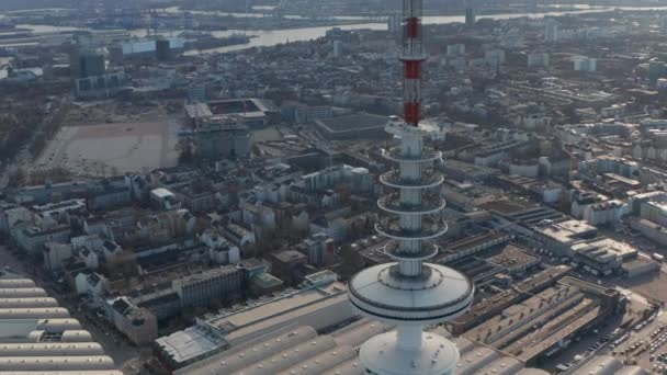 Close up εναέρια άποψη των κόκκινων και λευκών κεραιών στην κορυφή του Heinrich Hertz τηλεοπτικό πύργο στο Αμβούργο, Γερμανία — Αρχείο Βίντεο