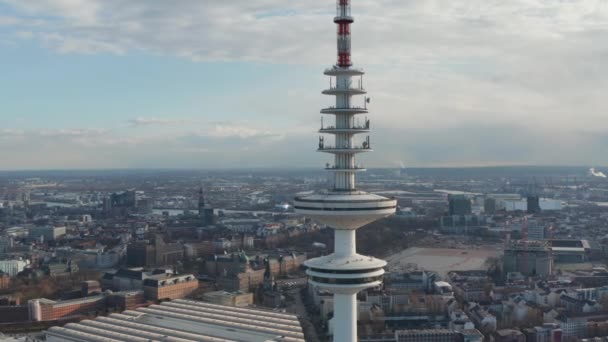 Κλείστε εναέρια άποψη του καταστρώματος παρατήρησης στην κορυφή του πύργου τηλεόρασης Heinrich Hertz που υψώνεται πάνω από το αστικό τοπίο του Αμβούργου — Αρχείο Βίντεο