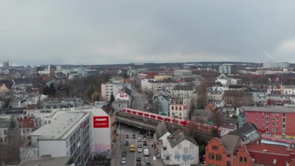 Trenes que conducen a través del centro de Hamburgo en tren de varios carriles — Vídeo de stock