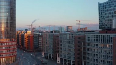 Gün batımında Hamburg şehir merkezindeki şehir merkezinin hava görüntüsü