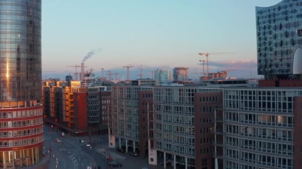 Rivelazione del traffico su strade scarse circondate da moderni condomini nel centro urbano di Amburgo — Video Stock