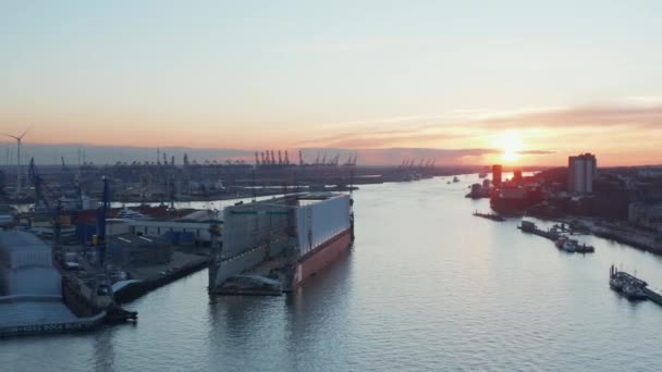 Luftaufnahme des Schiffsbaudocks im Hamburger Hafen entlang der Elbe bei Sonnenuntergang