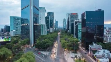 Kentsel Kanyon 'un çoklu şeritli yolundaki yoğun şehir trafiğinin hava hızlandırılmış sokak görüntüsü Mexico City' de modern gökdelenlerle çevrili, Drone Hiper Lapse