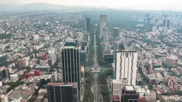 Hiperlapso aéreo de tráfico de automóviles entre rascacielos de la metrópolis urbana moderna en el centro de la ciudad de México, Drone Motion Time Lapse forward flight — Vídeos de Stock