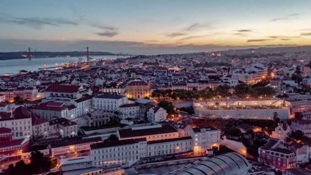 Dia a Noite Hyperlapse de edifícios residenciais e pontos turísticos no centro da cidade de Lisboa com belas luzes da cidade brilhando, Drone hiperlapso aéreo lapso de tempo. Hiper-lapso — Vídeo de Stock