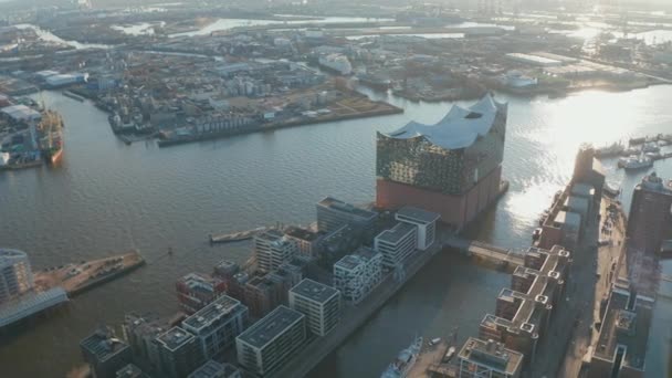 Veduta aerea dell'edificio della sala da concerto Elbphilharmonie sulla riva del fiume Elba nel centro di Amburgo — Video Stock