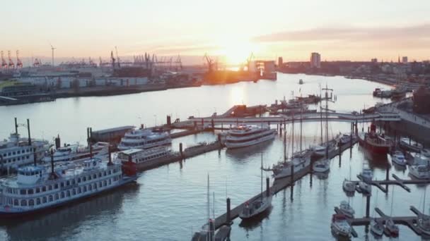 Hamburg limanında gün batımının havadan görüntüsü demirli yatlar ve Elbe nehrinde yelkenli tekneler. — Stok video