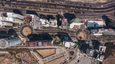 Modern Santa Fe mahallesinin tepeden tırnağa havadan kuşların gözü üstte. Mexico City 'de yoğun trafik var. Kentsel Gökdelen Kulesi' nin yukarısındaki İHA Hiper Hatası.