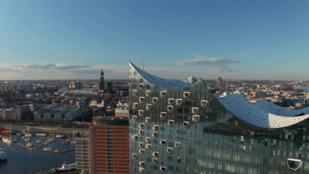 Närbild antenn utsikt över Elbphilharmonie konserthus med avslöjande av tv-torn och berömda byggnader i Hamburgs centrum — Stockvideo