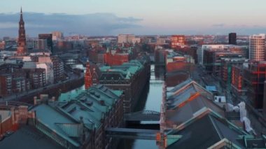 Hamburg 'daki Elbe nehri kıyısındaki Speicherstadt depo bölgesinin hava görüntüsü.