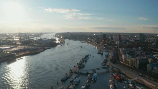 Vue aérienne des bâtiments sur la rive de l'Elbe dans le centre-ville de Hambourg — Video