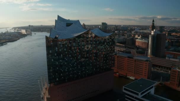 Vista aérea de cerca del edificio de la sala de música Elbphilharmonie junto al río Elba en Hamburgo, Alemania — Vídeo de stock