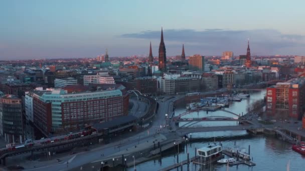 Dolly aérea en vista del centro de Hamburgo con monumentos famosos y edificios históricos durante la puesta del sol — Vídeo de stock