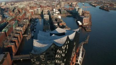 Hamburg şehir merkezindeki Elbphilharmonie konser salonunun hava yörüngesini kapatın.