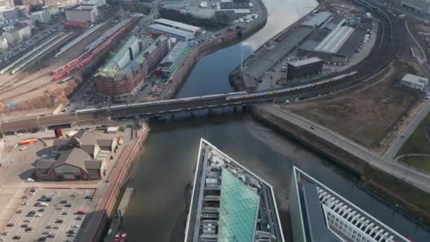 Vista aérea dos trens que atravessam o canal do rio Elba em uma ferrovia no centro da cidade de Hamburgo — Vídeo de Stock