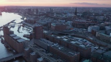 Hamburg 'un şehir merkezinin havadan görünüşü. Konut binaları ve Elbe nehri boyunca ünlü simgeler.