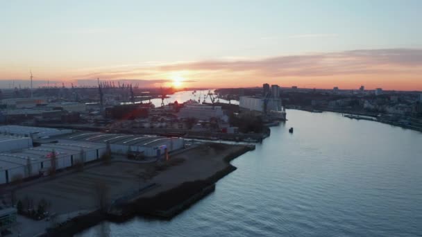 Raktárak és ipari épületek az Elba folyó partján Hamburgban, Németországban naplementekor — Stock videók