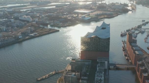 Veduta aerea del tetto moderno dell'edificio della sala da musica dell'Elba sulla riva del fiume Elba ad Amburgo, Germania — Video Stock