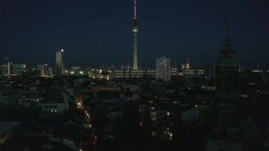 COVID 19 Coronavirus Pandemic sırasında Şehir Işığıyla Boş Berlin, Almanya Şehir Manzarası Gökyüzü
