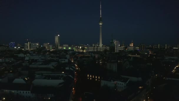 AERIAL: Vista de Berlim vazia, Alemanha Cityscape Skyline à noite com luz da cidade durante COVID 19 Coronavirus Pandemic — Vídeo de Stock