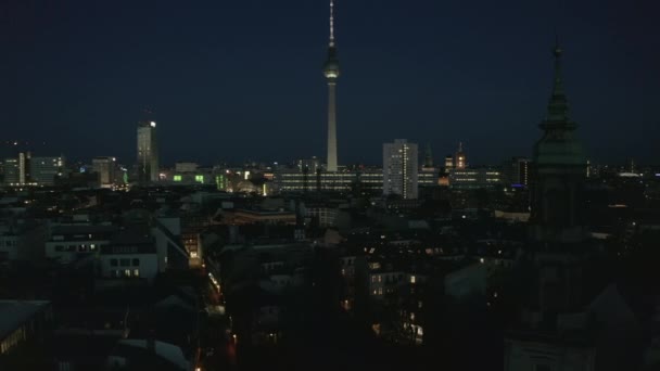 EARIAL: COVID 19の間の都市光と夜の空ベルリン、ドイツの都市景観スカイラインの眺めコロナウイルス流行 — ストック動画