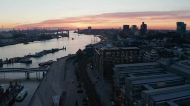 Gün batımında Hamburg şehir merkezindeki Elbe nehir kıyısını gören hava aracı.