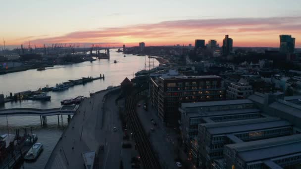 Luchtfoto dolly met het oog op de Elbe rivieroever in Hamburg centrum tijdens zonsondergang — Stockvideo