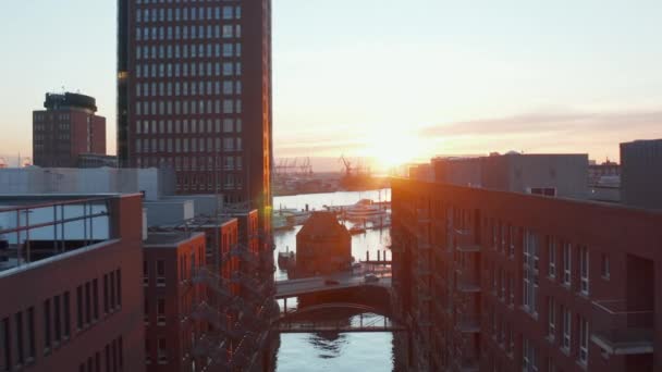 Hamburg limanında günbatımı Elbe nehrinin kıyısında modern apartman binaları — Stok video