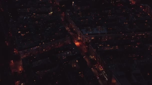 Panorama panorámico de la noche de Berlín aérea con coches en las calles y edificios iluminados del barrio nocturno del bloque. — Vídeos de Stock