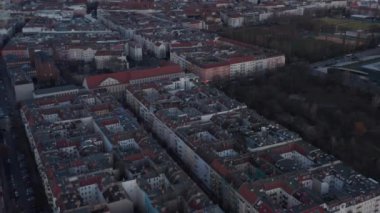 Hava kuşları Almanya 'nın başkenti Berlin' e bakıyor. Güzel kırmızı çatı binaları panorama. İHA panoramik sinemada daireler çiziyor