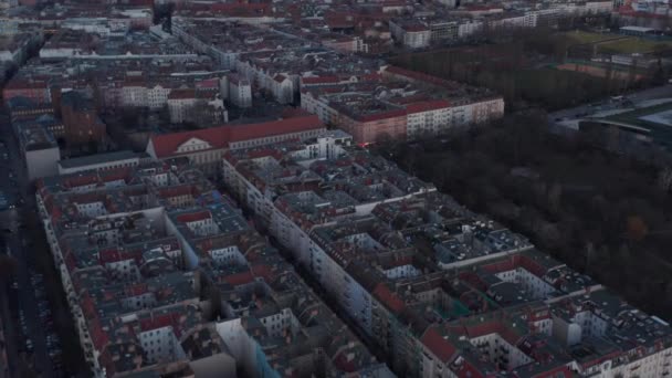 Aves aéreas vista para os olhos sobre a capital da Alemanha Berlim belo telhado vermelho edifícios panorama. Drone circulando vista panorâmica cinemática — Vídeo de Stock