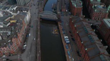 Hamburg şehir merkezindeki Elbe nehrinin kanallarından geçen yayalar ve arabalar.