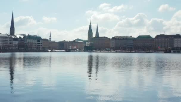 Vliegen over het wateroppervlak van Binnenalster meer richting Hamburg centrum met gemeentehuis — Stockvideo