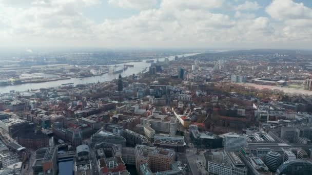 汉堡城市景观广阔的空中景观，有住宅公寓楼、旧教堂和历史地标 — 图库视频影像