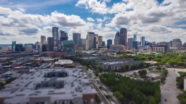 Drohnen-Tiefflug über Wohngebieten in Richtung einer Gruppe moderner Hochhäuser. Erhöhte Hyperlapse-Aufnahmen der Innenstadt von Dallas, USA. — Stockvideo