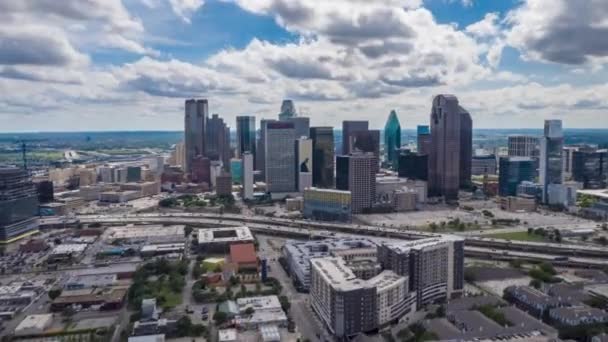 Impresionantes imágenes de hiperlapso aéreo del centro de Dallas, Estados Unidos. Drone se mueve hacia edificios comerciales modernos de varios pisos detrás de la autopista Rush. — Vídeo de stock