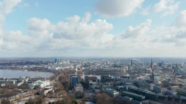 Şehrin üzerinde yükselen kilise kuleleri ile Hamburg şehir merkezinin panoramik hava manzarası