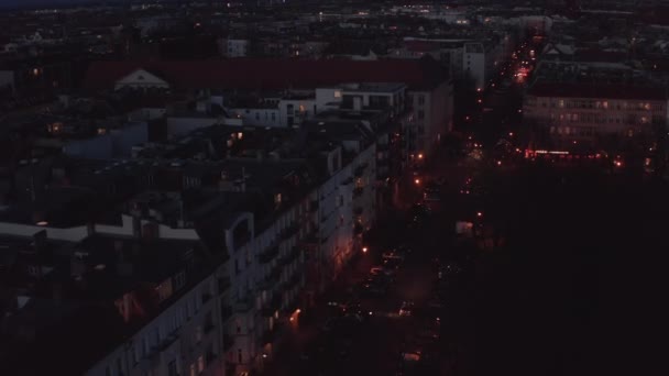 城市在夜间。日落后,无人在急行街上飞驰而过.德国柏林市中心的低光航拍. — 图库视频影像