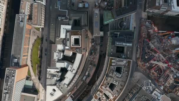 Vista aérea de arriba hacia abajo de los tejados de la casa cerca del sitio de construcción en el centro de Hamburgo. Filas de casas y edificios de apartamentos — Vídeos de Stock