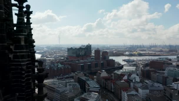 Dolly widok z lotu ptaka St. Nikolai World War Memorial i Elbphilharmonie w centrum Hamburga — Wideo stockowe