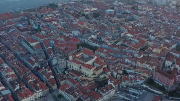 Bred antenn utsikt över hustak av färgglada hus och röda hustak av traditionella gamla historiska hus i Lissabon centrum i Portugal vid havet — Stockvideo