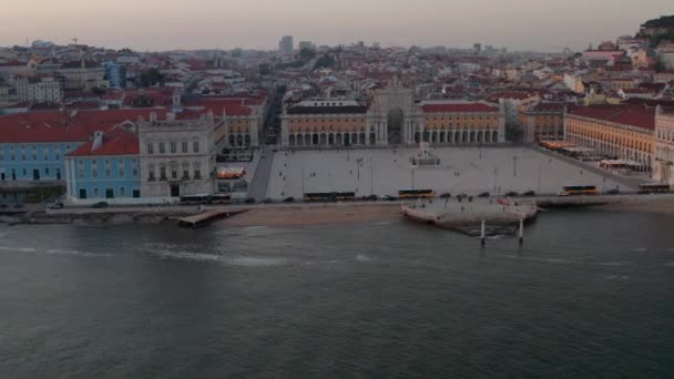 Snel uitzicht vanuit de lucht over de oceaan van Praca do Comercio en Arco da Rua Augusta in het centrum van Lissabon aan de kust — Stockvideo