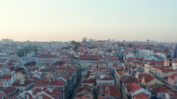 포르투갈 리스본 시의 전통적 인 중심지에 붉은 지붕 이 있는 다채 로운 주거용 아파트를 공중에서 내려다본 모습 — 비디오