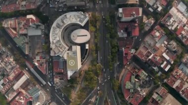 Mexico City 'deki caddelerin yukarıdan görünüşü. Düşük trafik saatlerinde caddelerde araba sürüyor. Drone kamerası yavaşça ilerliyor.