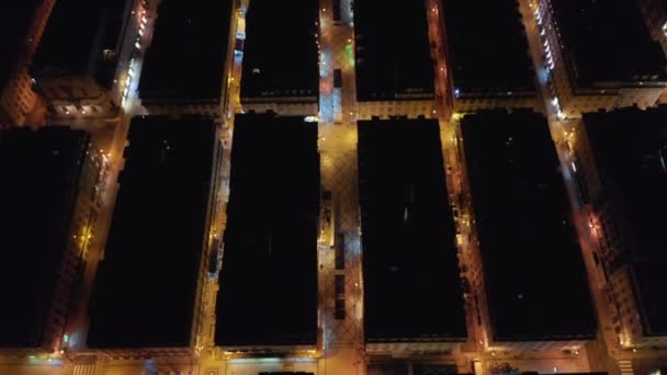 Vue aérienne aérienne de haut en bas des oiseaux vue de nuit sur les toits de la maison dans le centre-ville urbain de Lisbonne, Portugal — Video