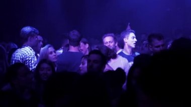 2021 'de Frankfurt am Main, Almanya' da dans eden ve yanıp sönen mavi ışıklarla eğlenen gençlerle dolu bir gece kulübü.