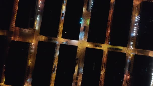 ポルトガルリスボン市内中心部の家の行の屋根の夜景の上に空中オーバーヘッドを上昇鳥の目のビュー — ストック動画