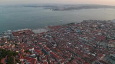 Kıyı evlerinin ve Lizbon şehir merkezindeki deniz kenarındaki ünlü turistik yerlerin havadan geniş panoramik görüntüsü.