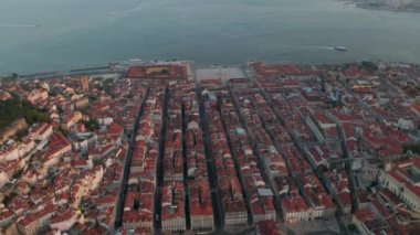Lizbon, Portekiz 'in merkezindeki kıyı renkli evlerin yavaş dönen hava manzarası ve ünlü şehir simgeleri
